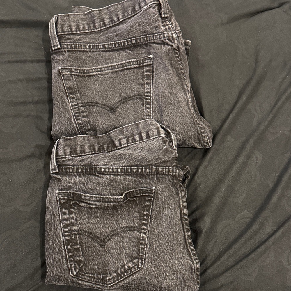 Men’s grey wash Levi’s jeans
